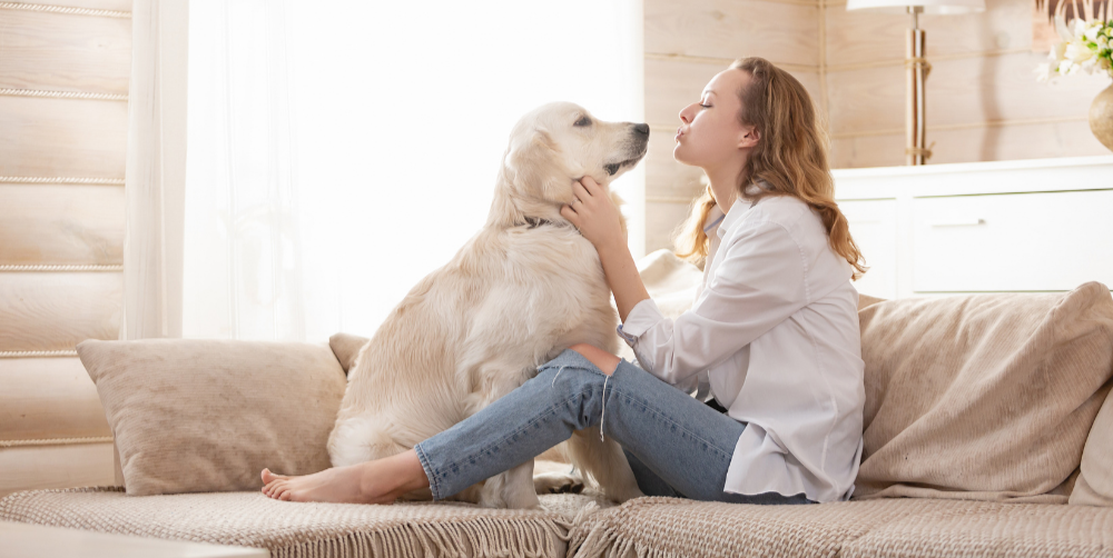 Žena sediaca na pohovke so psom