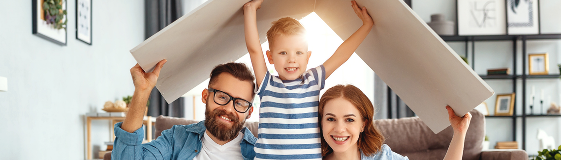 rodzice z synem pod daszkiem z kartonu, ochrona w domu, zdjecie poziome