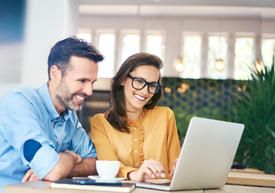 Muž a žena sa pozerajú na notebook