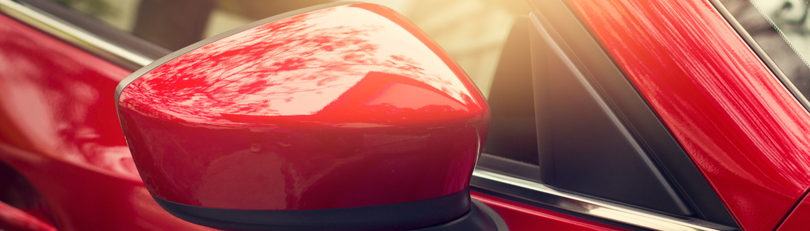 Červené bočné zrkadlo