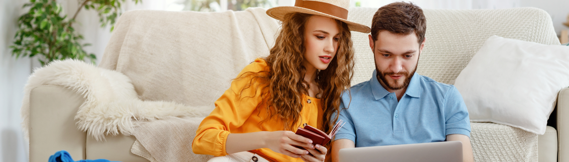 Mężczyzna i kobieta patrzący na laptopa