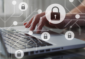 Osoba pisząca na laptopie