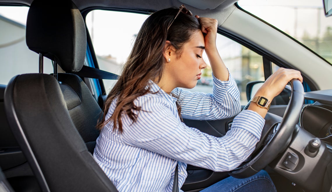 Žena sediaca v aute