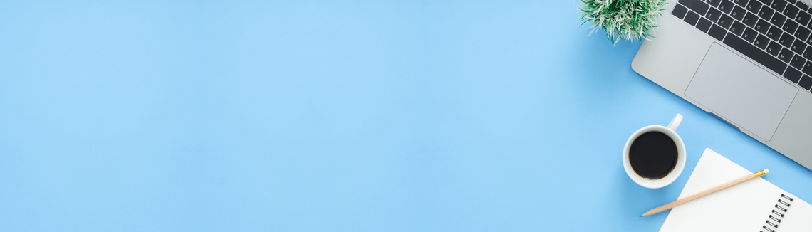 Niebieskie tło z białymi chmurami