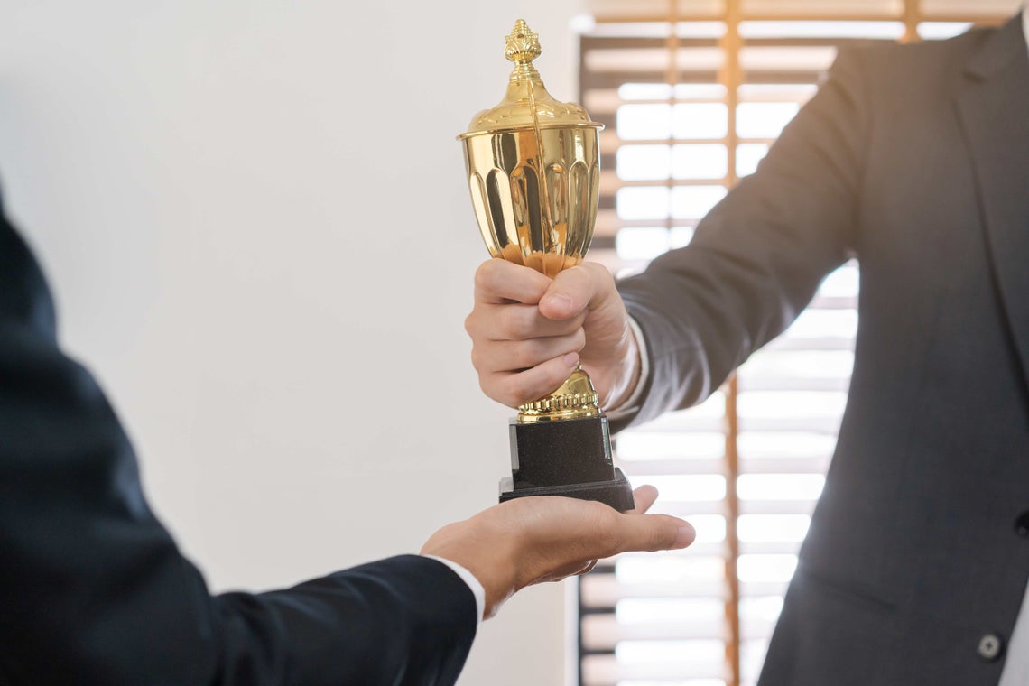 Osoby podávajúce si trofej