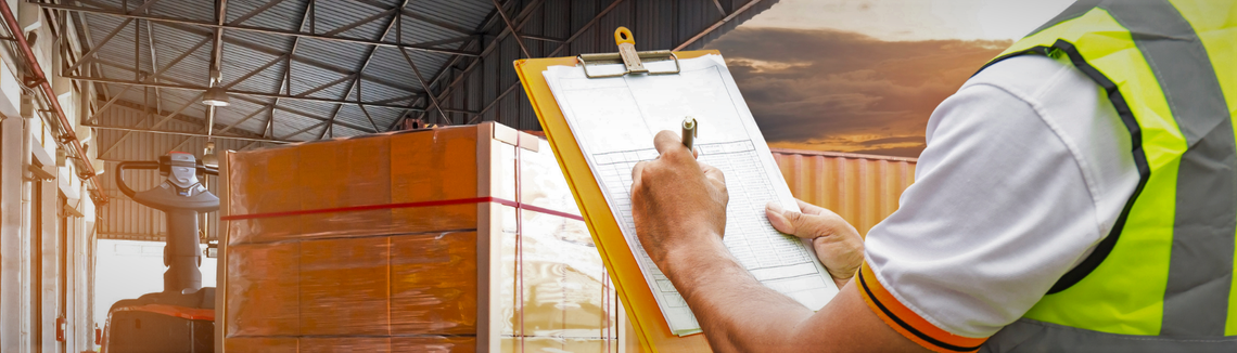 Skladník píšící na desky