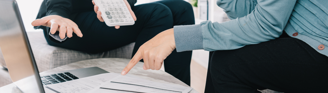 Osoba wskazująca na kartkę papieru