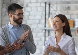 Muž a žena tlieskali rukami