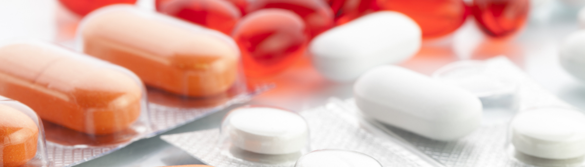 Zbliżenie tabletek w rzędzie