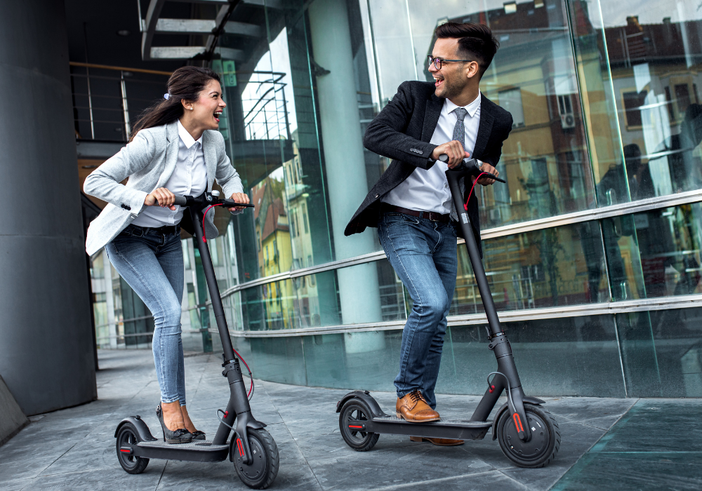 Muž a žena na skútroch