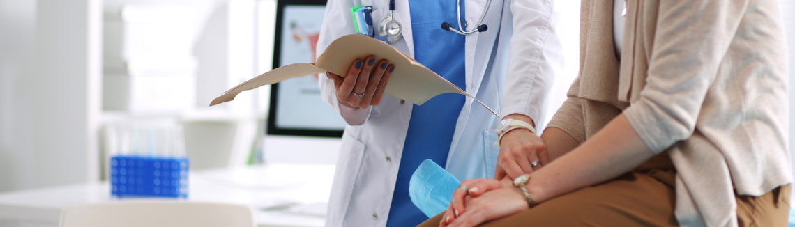 Lekarz czytający książkę