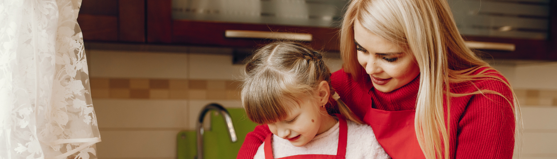 mama z córką w kuchni razem, zdjęcie poziome