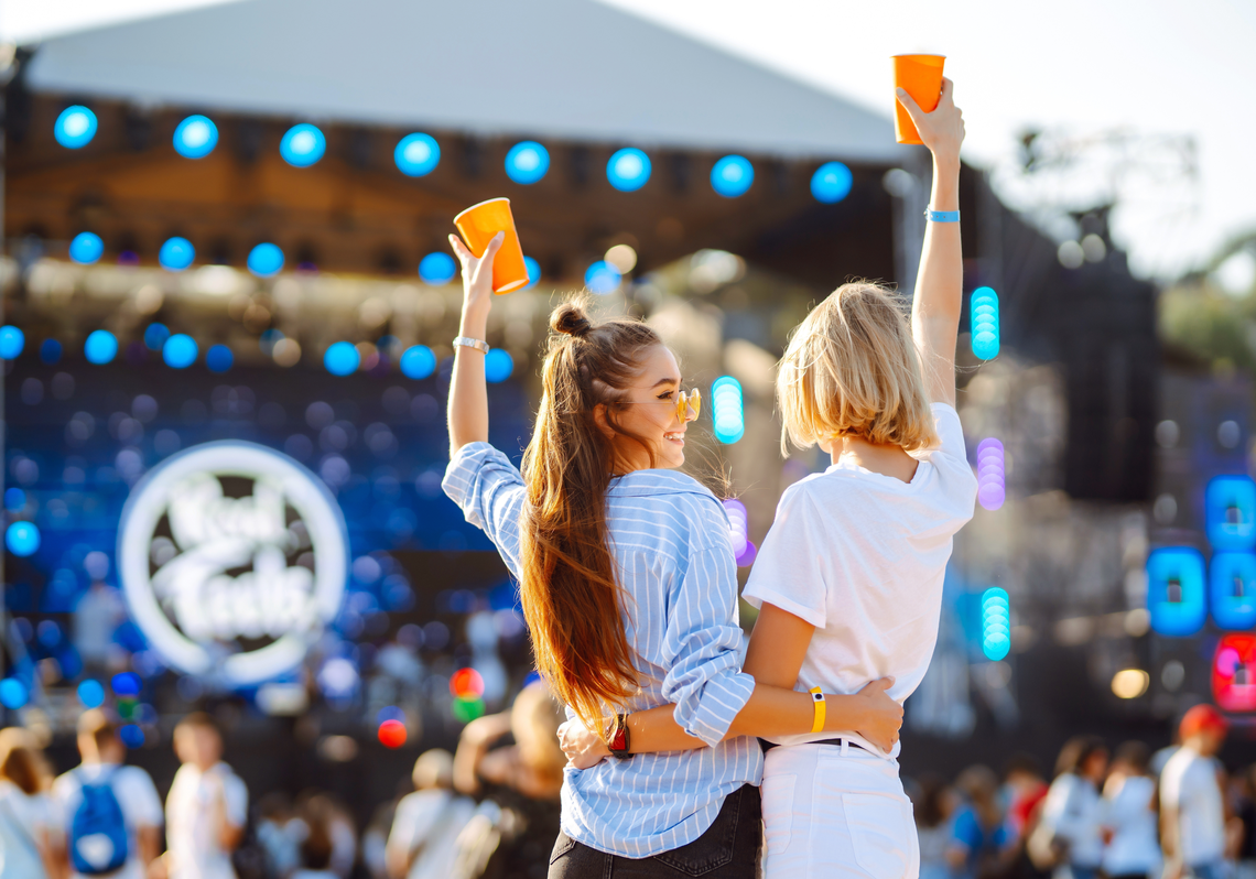 ženy sa zabávajú na festivale