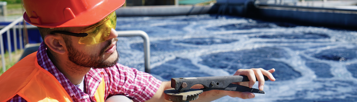 Osoba trzymająca metalowy przedmiot z metalowym przedmiotem z tyłu