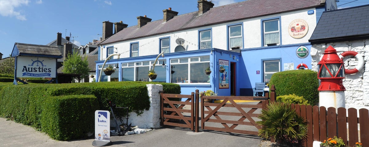 The road front view of Austies Pub and Kitchen
