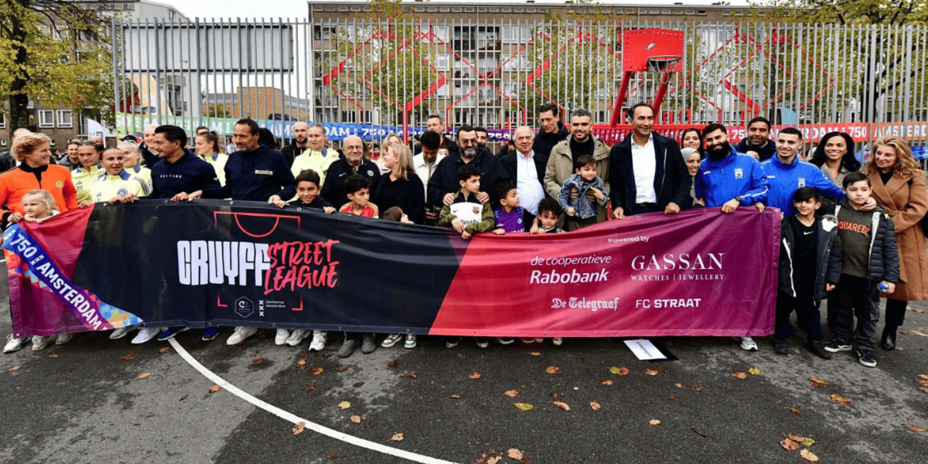 Groepsfoto bij de aftrap van de Cruyff Street League.