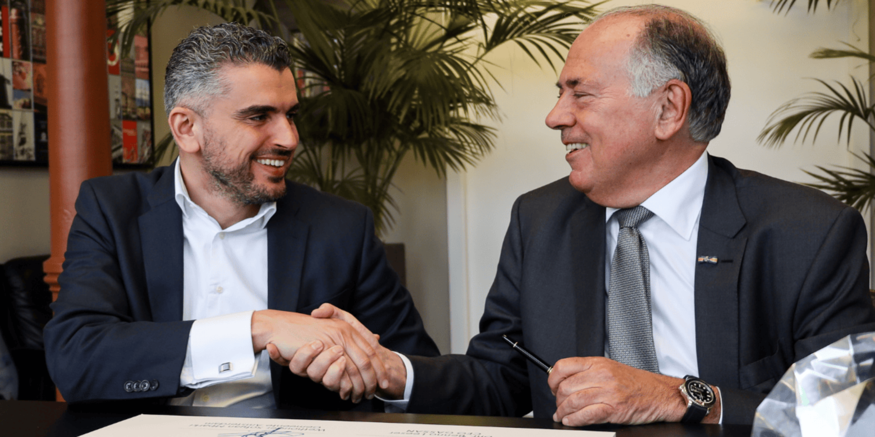 Officieel tekenmoment tussen Sofyan Mbarki, wethouder economische zaken, en Benno Leeser, CEO van GASSAN.