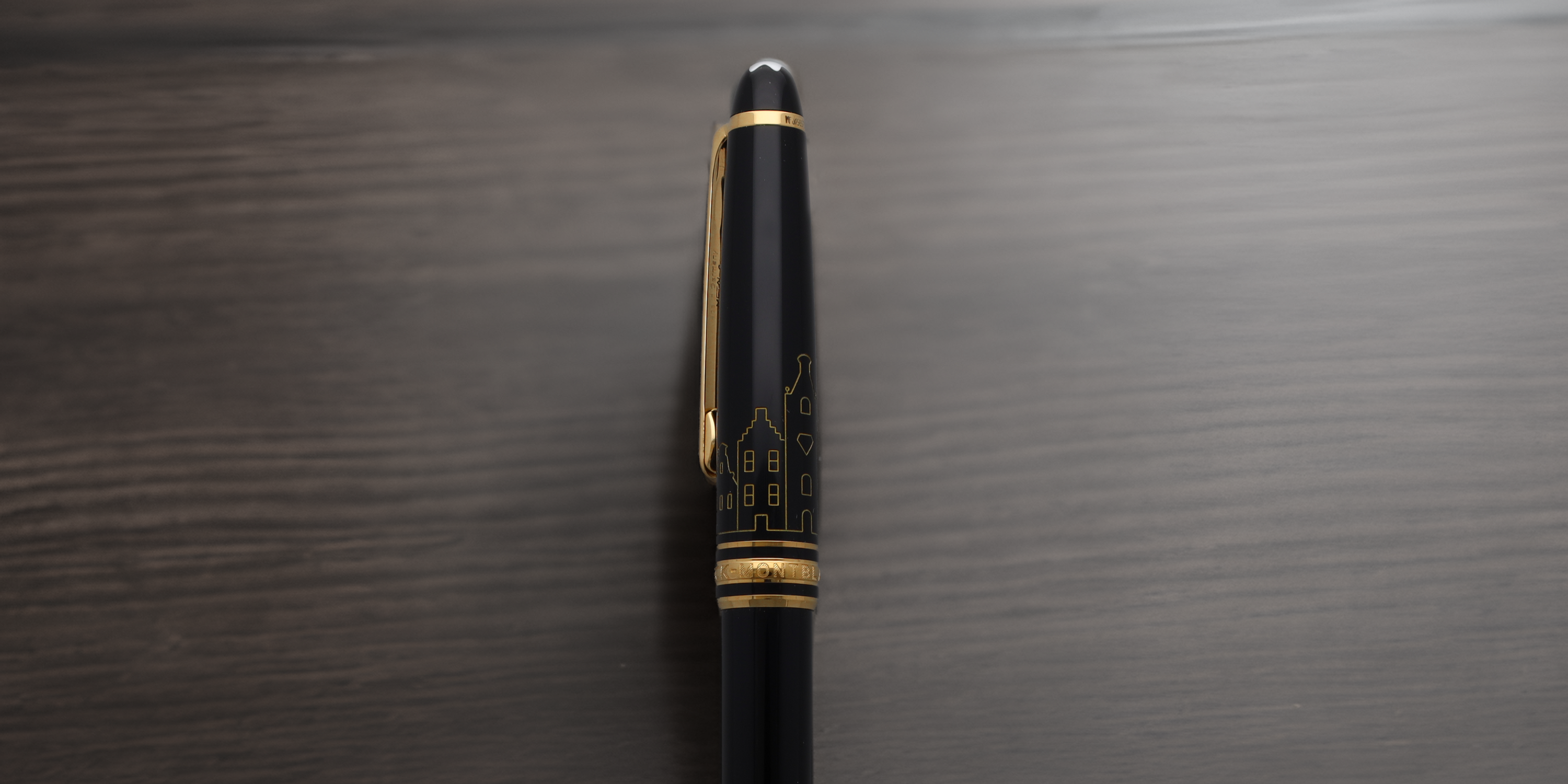 Montblanc x GASSAN Limited Edition Pen met gouden gravure van Amsterdamse grachtenpanden.