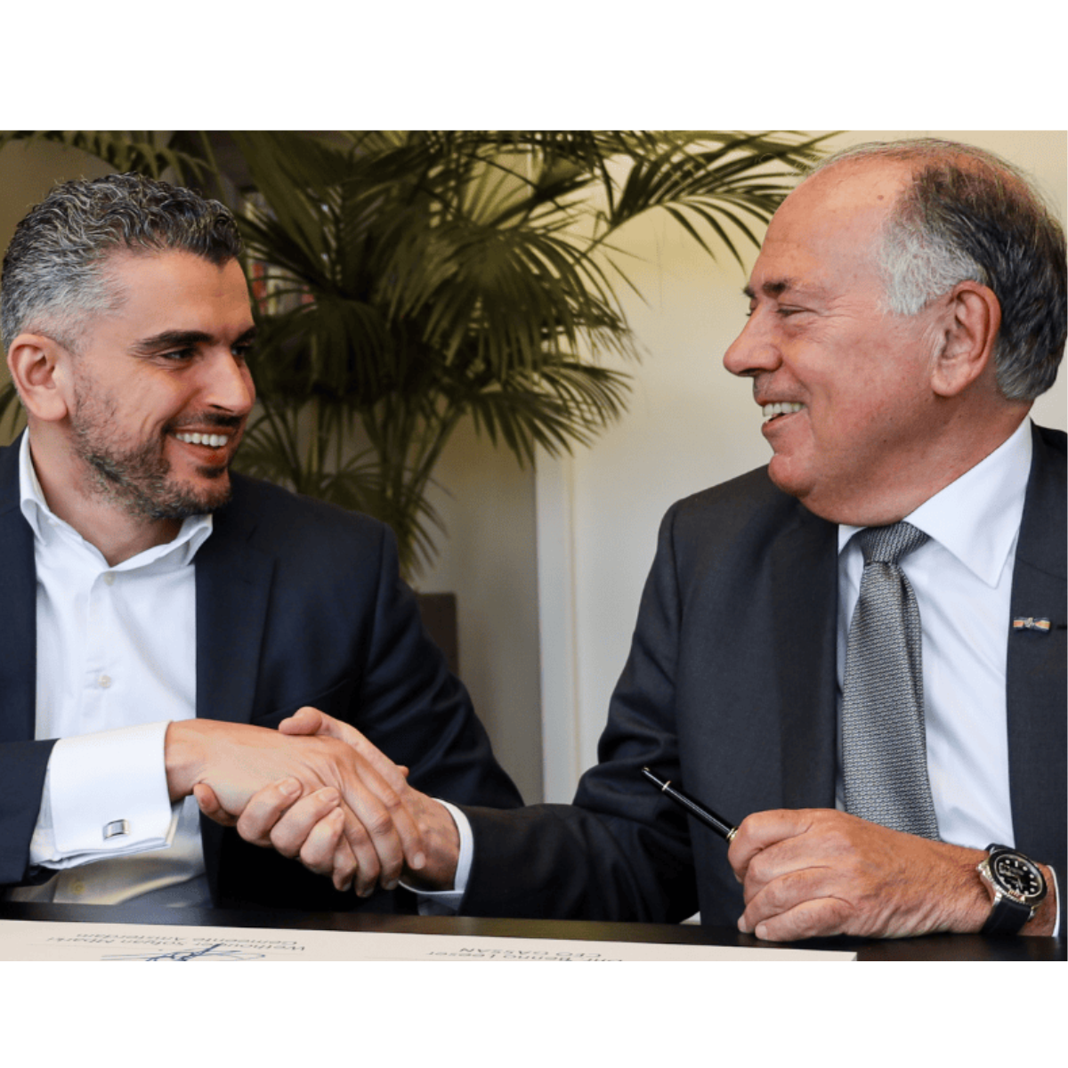 Officieel tekenmoment tussen Sofyan Mbarki, wethouder economische zaken, en Benno Leeser, CEO van GASSAN.
