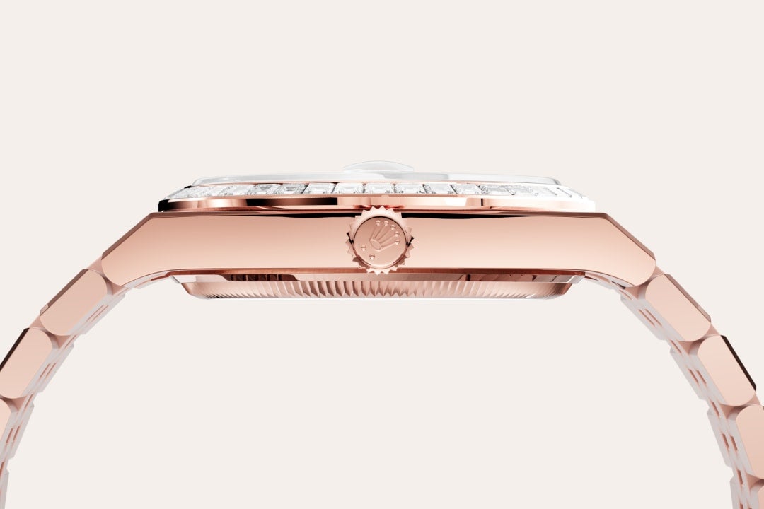 Rolex Land-Dweller 36 in Oyster, 36 mm, Everose-goud en diamanten with a Hagelwit, honingraatmotief bezet met diamanten dial, Bezet met diamanten bezel, and Flat Jubilee, vijfdelige massieve schakels bracelet