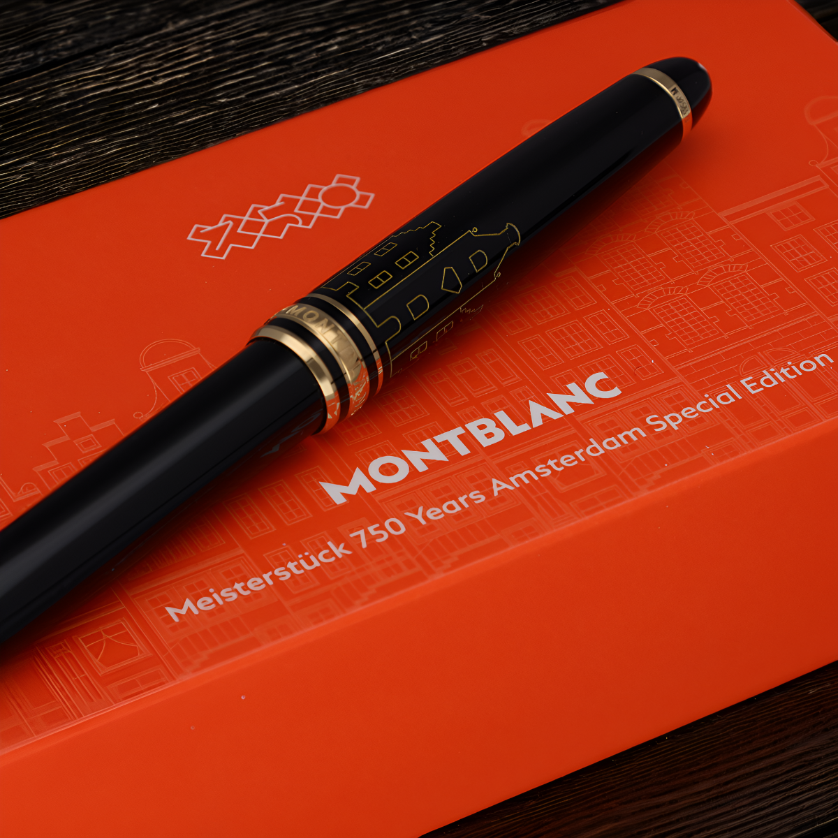 Detail van de Montblanc x GASSAN Limited Edition Pen, met gouden gravure van Amsterdamse grachtenpanden.