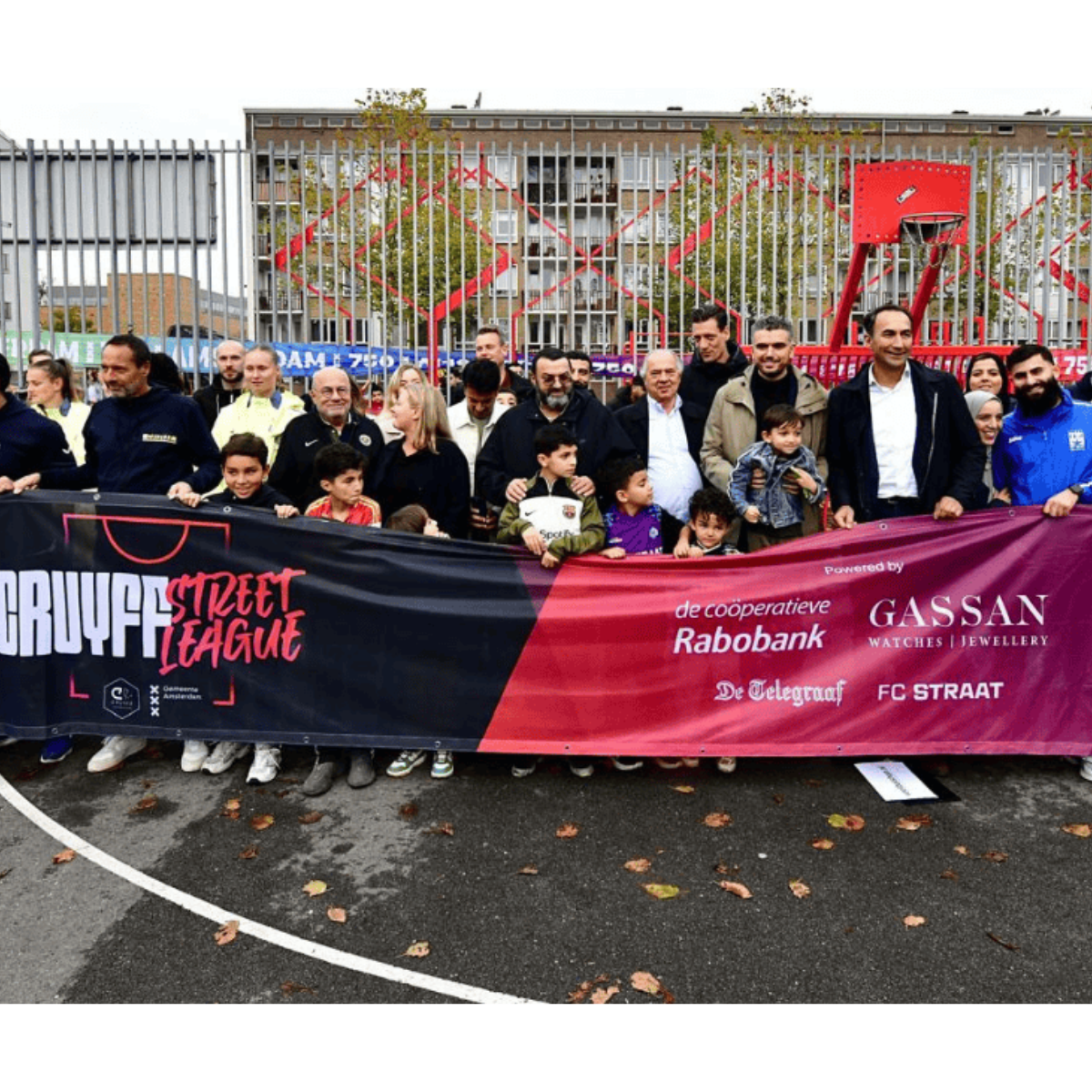 Groepsfoto bij de aftrap van de Cruyff Street League.