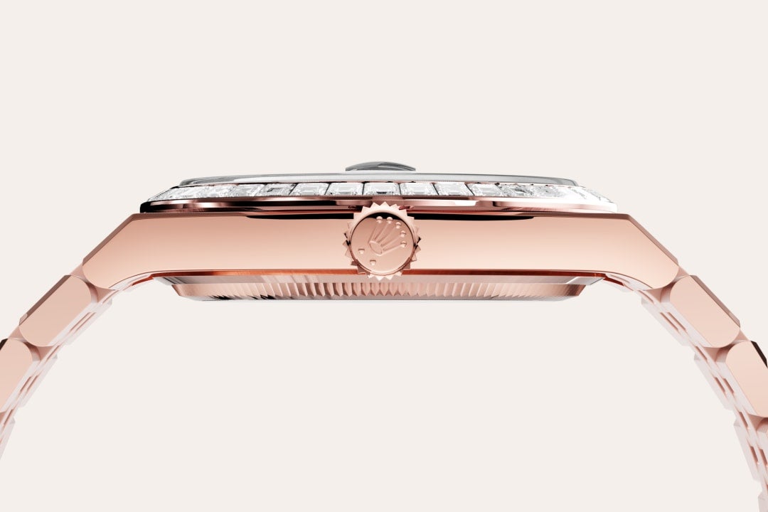 Rolex Land-Dweller 40 in Oyster, 40 mm, Everose-goud en diamanten with a Hagelwit, honingraatmotief bezet met diamanten dial, Bezet met diamanten bezel, and Flat Jubilee, vijfdelige massieve schakels bracelet