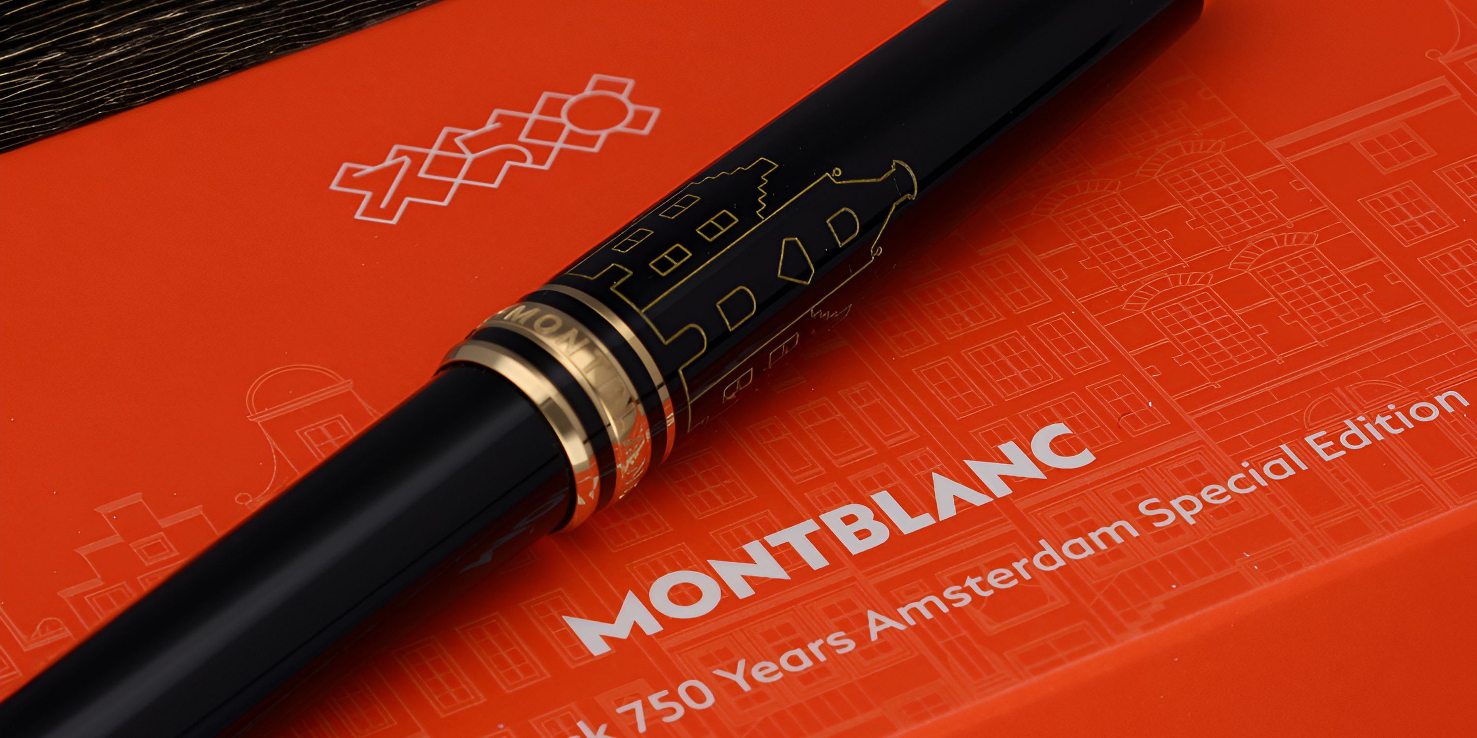 Detail van de Montblanc x GASSAN Limited Edition Pen, met gouden gravure van Amsterdamse grachtenpanden.