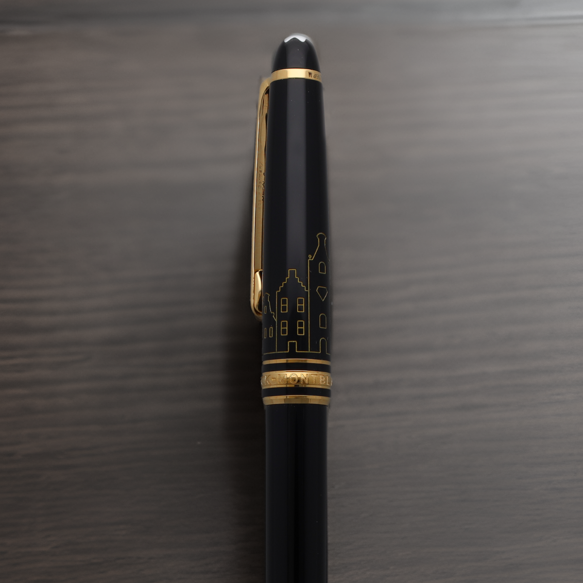 Montblanc x GASSAN Limited Edition Pen met gouden gravure van Amsterdamse grachtenpanden.