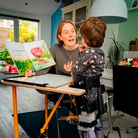 Dorien leest voor aan kind
