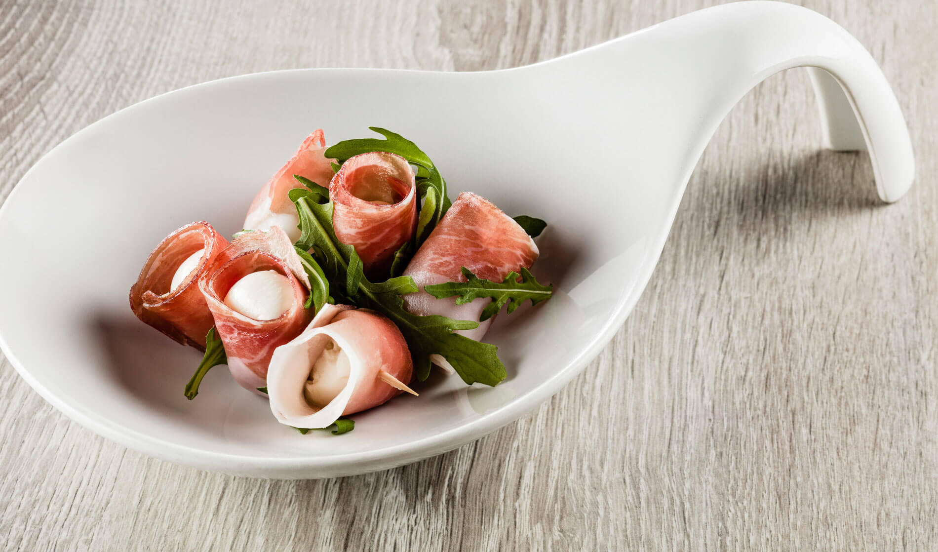 mozzarelline-mit-speck-und-rucola