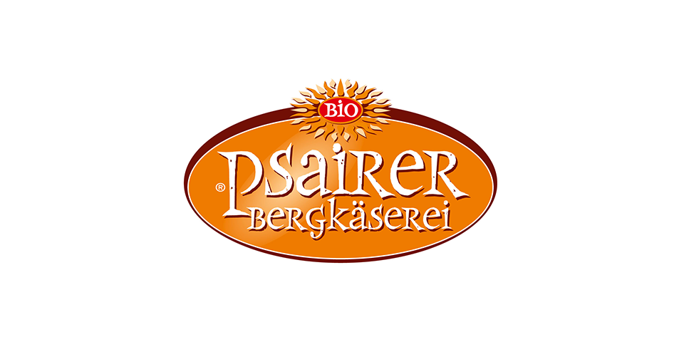 Logo der Käserei Montagna Passiria, mit dem Schriftzug "Psaierer Bergkäserei" in einem orangefarbenen Oval und einer roten Sonne darüber.