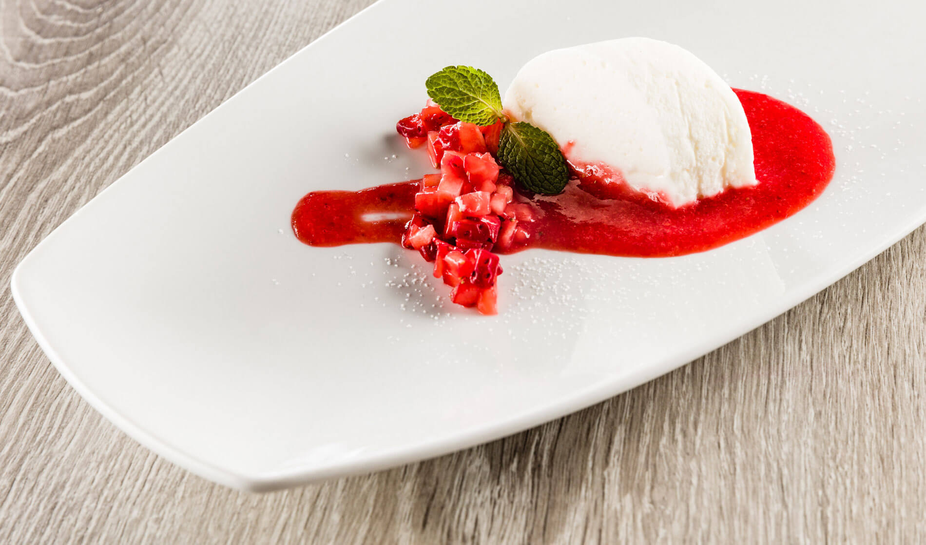 joghurt-terrine-mit-erdbeeren