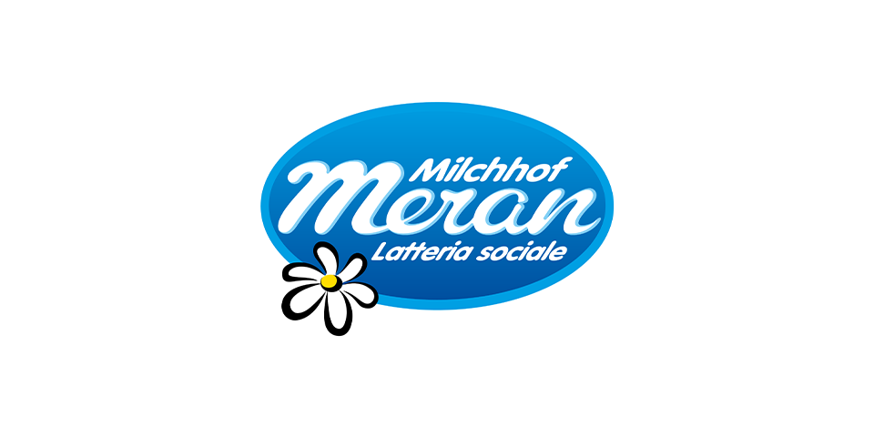 Logo der Molkerei Meran, mit dem Schriftzug "Milchhof Meran" und "Social Dairy" in einem blauen Oval mit einer stilisierten Gänseblümchenblüte in der linken unteren Ecke.