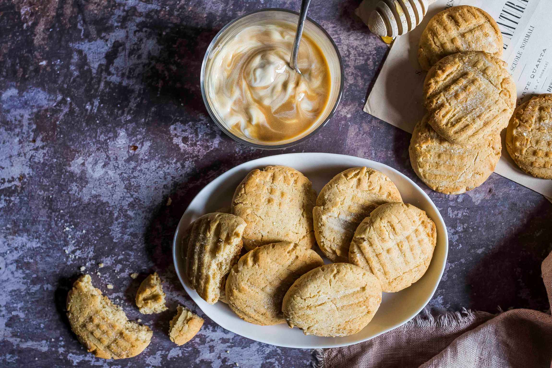 Biscotti al miele con Yogurt Latte Fieno Alto Adige su sfondo rustico