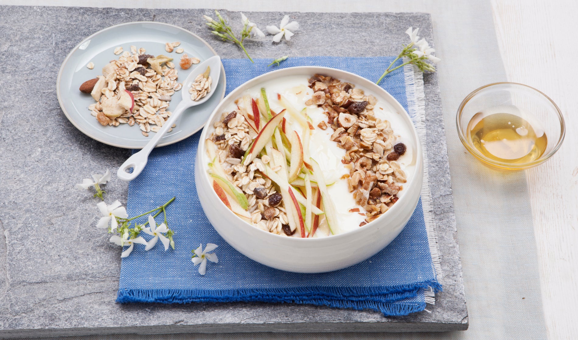 apfelsalat-mit-joghurt-muesli-und-nuessen-prev