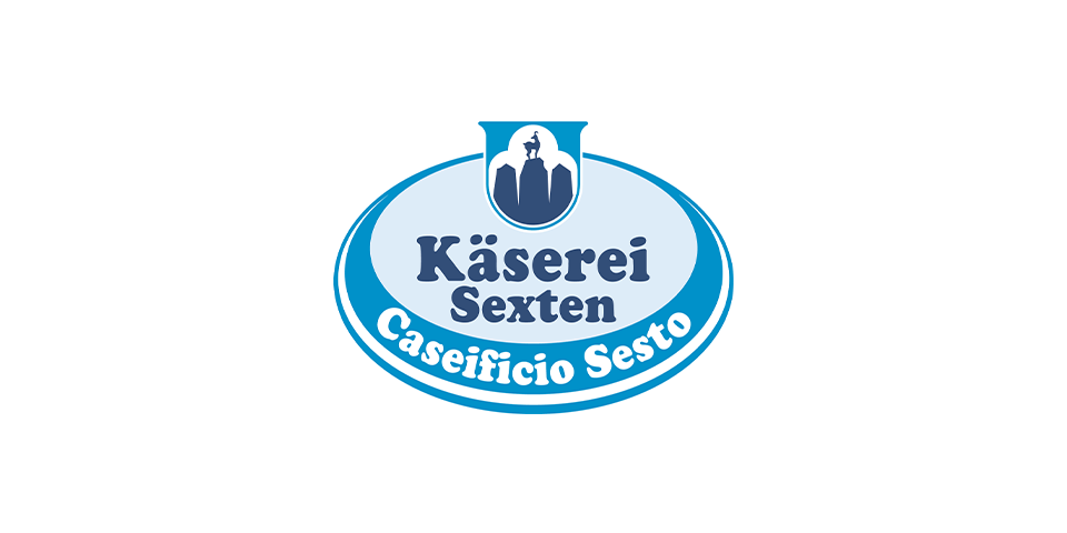 Logo der Käserei Sexten mit der Aufschrift "Käserei Sexten Caseificio Sesto" und dem Symbol eines Rehs auf einem Berg.