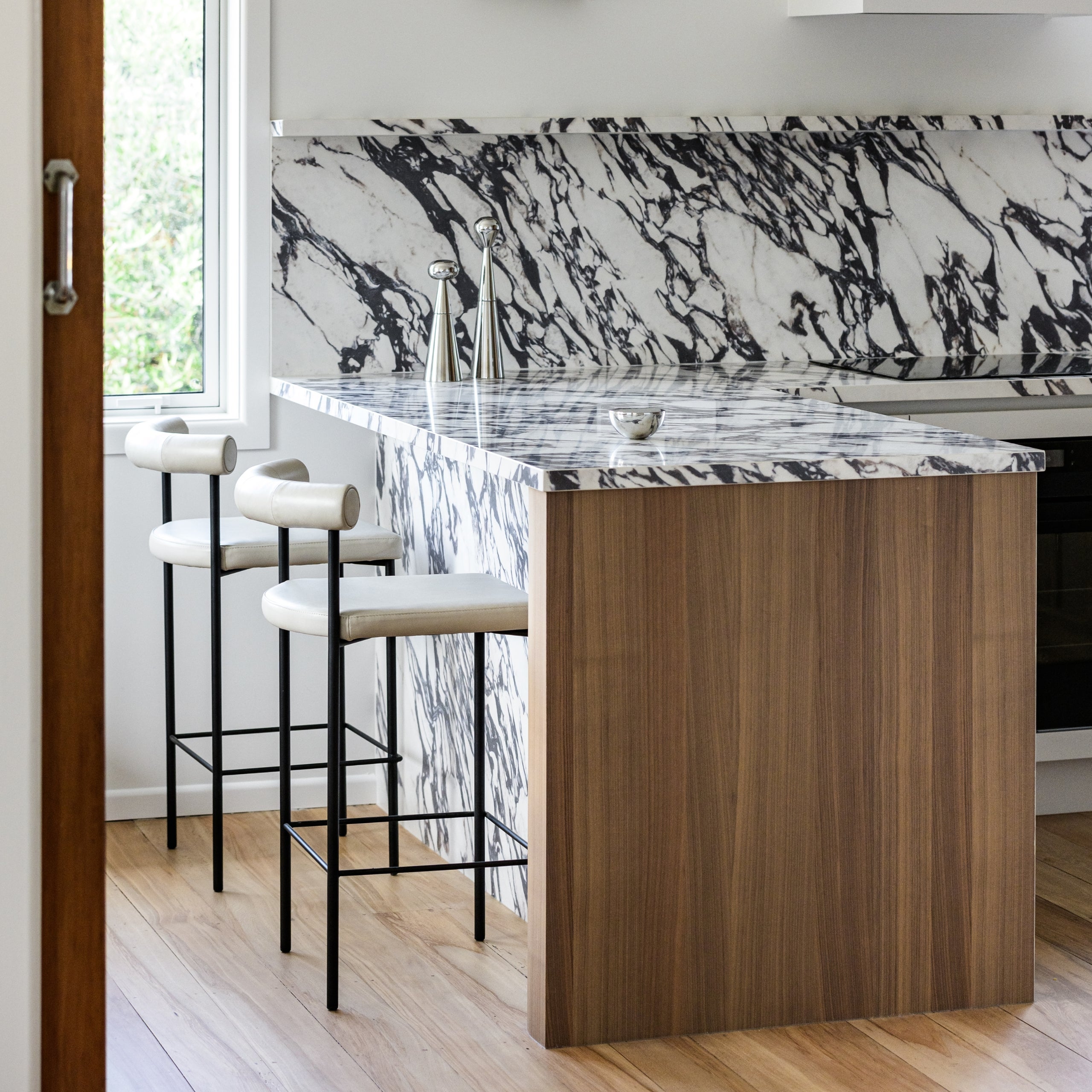 Elegante keuken met Shinnoki Frozen walnut fineer en afwerking in marmer