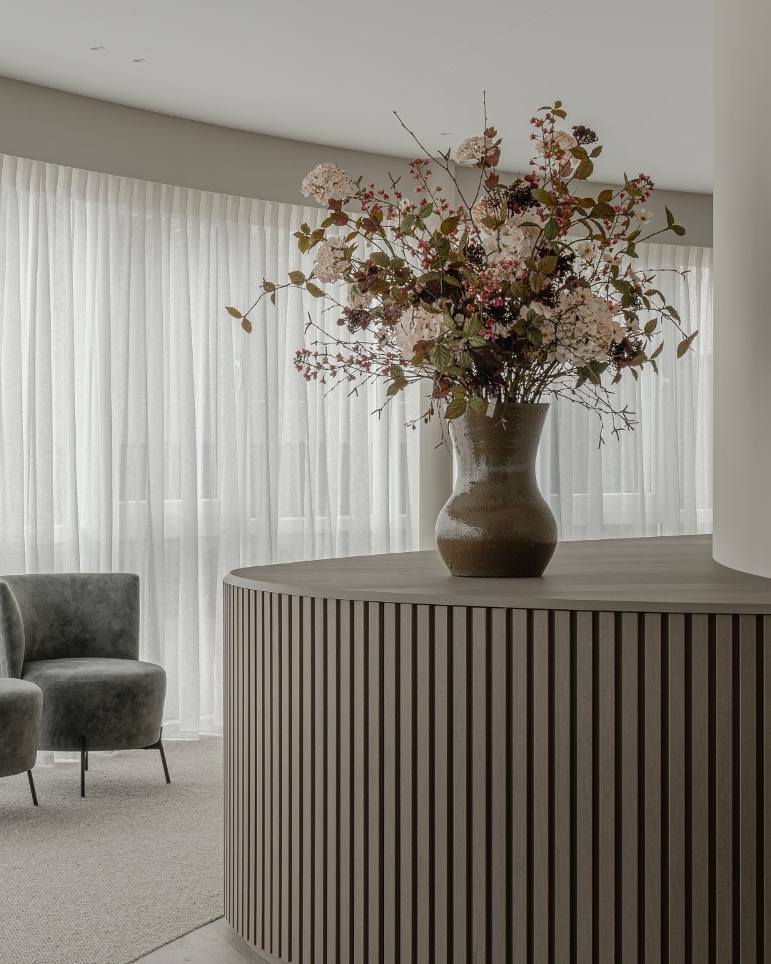 Project with wood veneer - Shinnoki manhattan oak - vertical panels - workspace