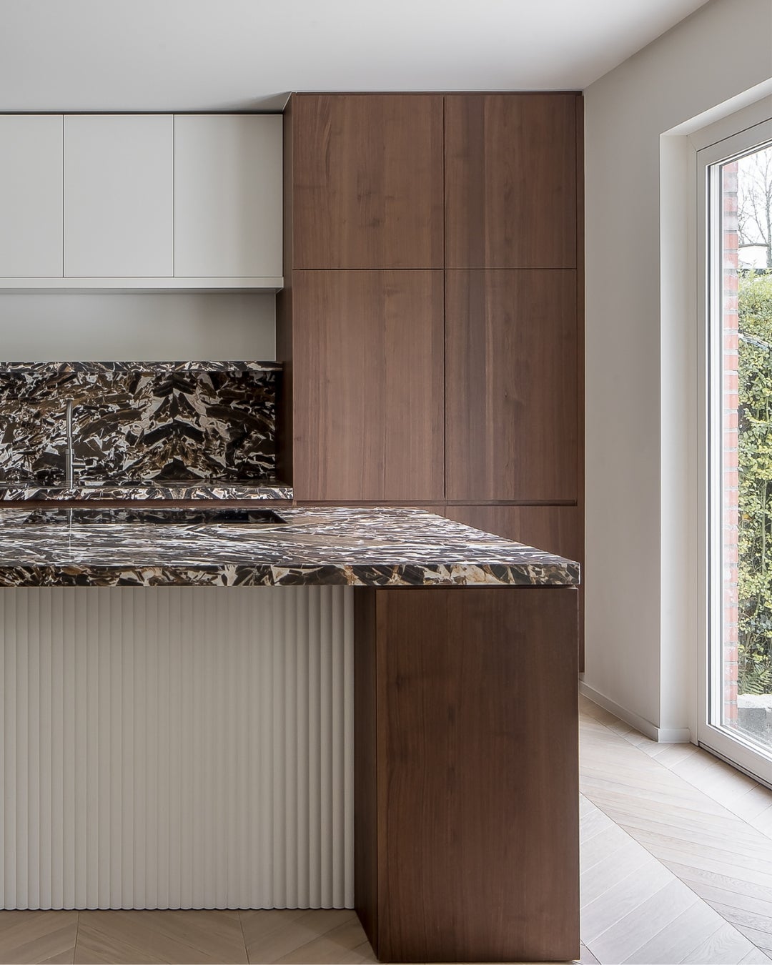 Project custom walnut veneer - studio stay - Nuxe
