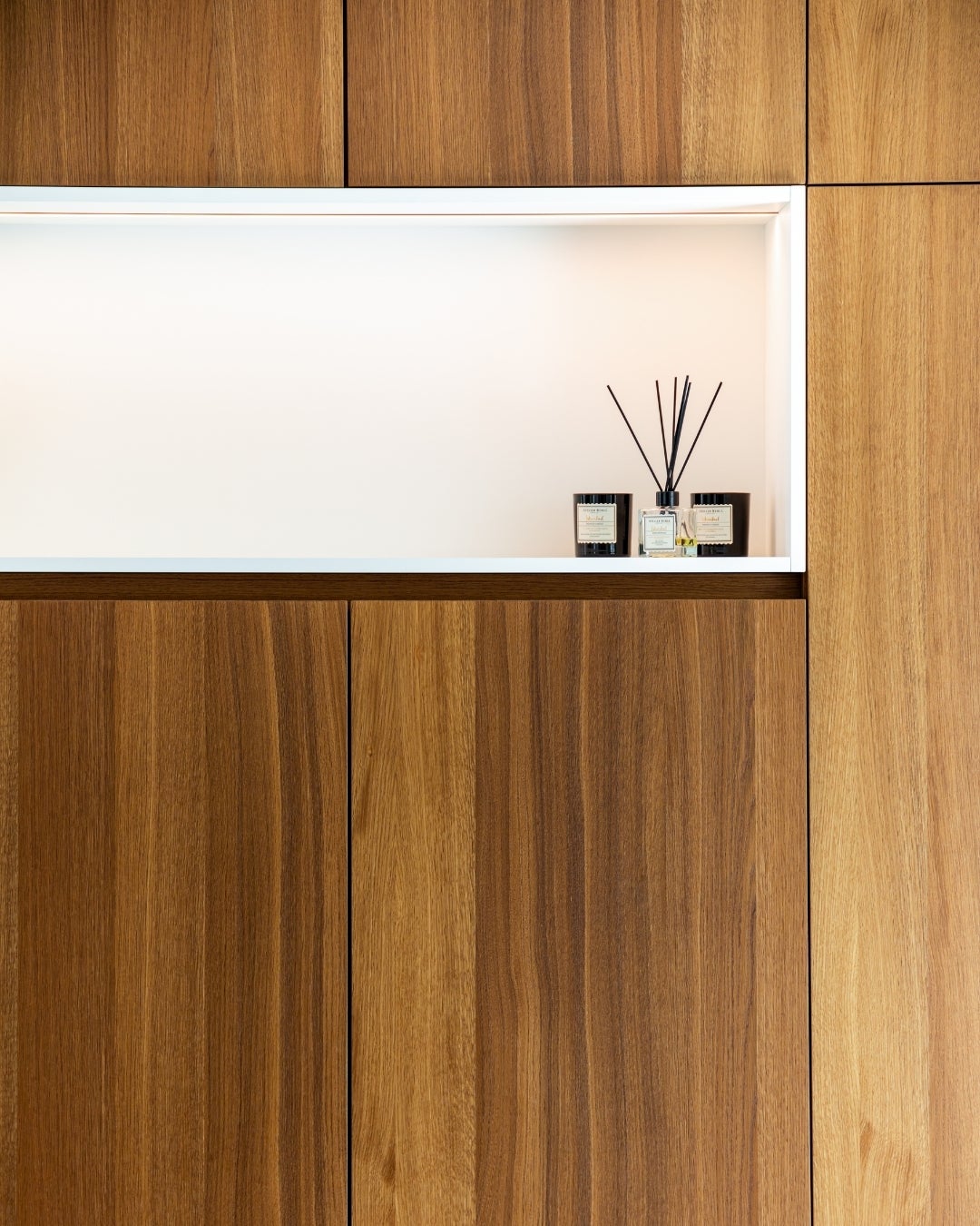 living room interior design with Querkus smoked arabica wood veneer - cosy design - warm tones - detail