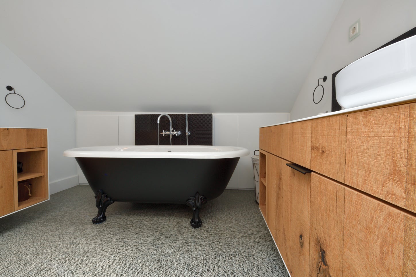 bathroom - oak bathroom - oak cabinets - Querkus - veneer cabinet bathroom - veneer