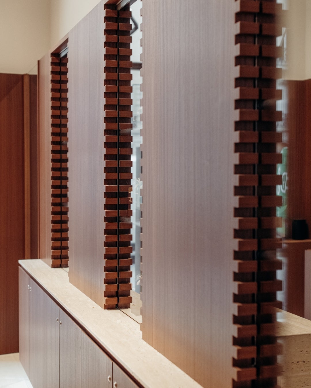 Interior project with wood veneer - Shinnoki Terra Sapele - Yema paris boutique