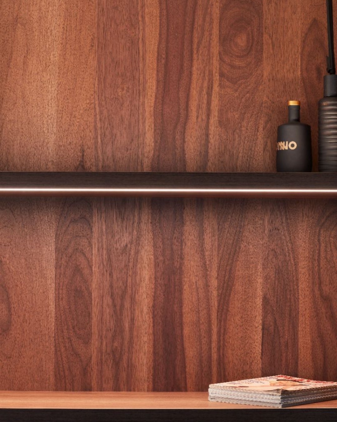 Detail van houtfineer wand - shinnoki smoked walnut