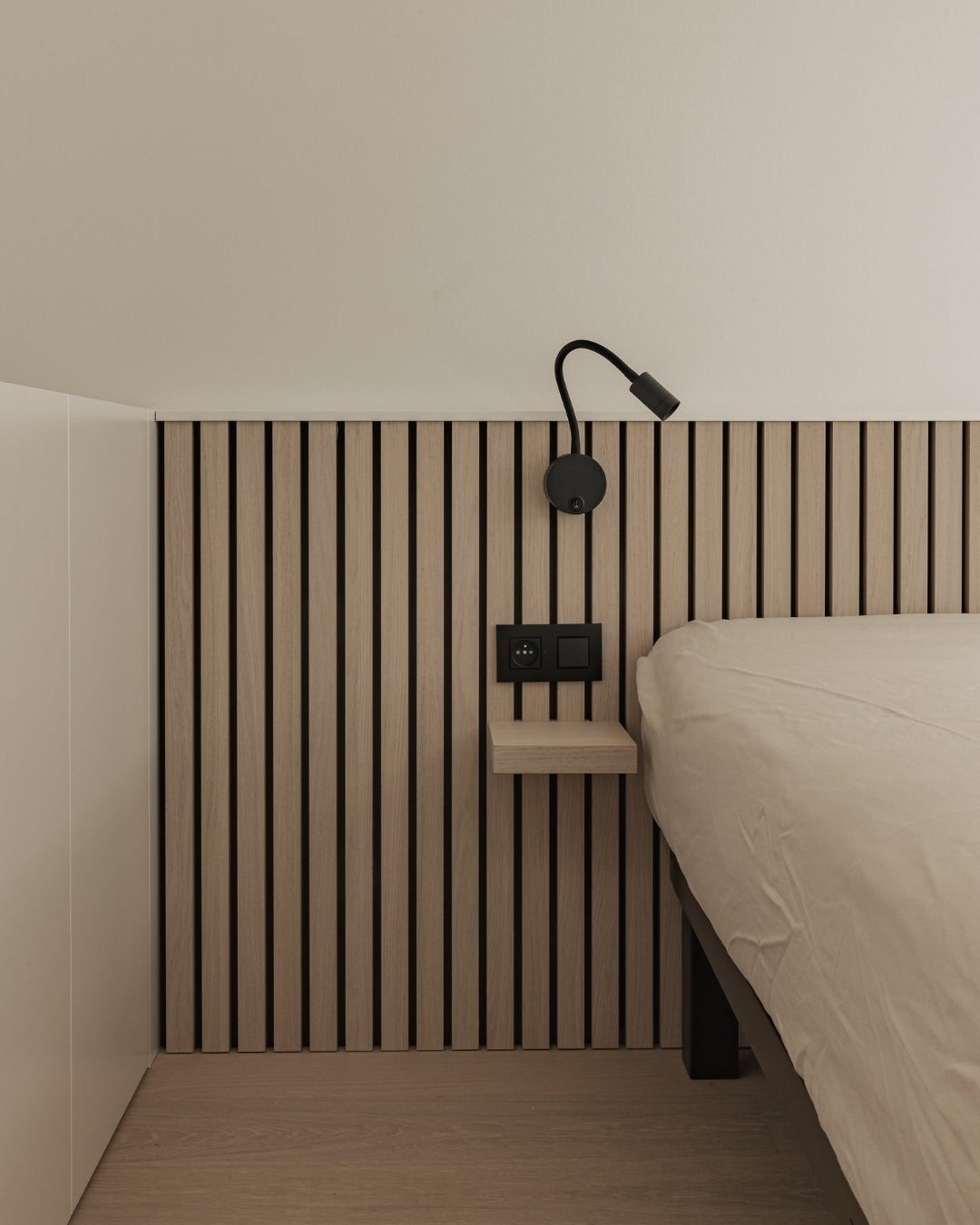 bedroom - interior design - wood veneer - shinnoki milk oak - detail astrata slats