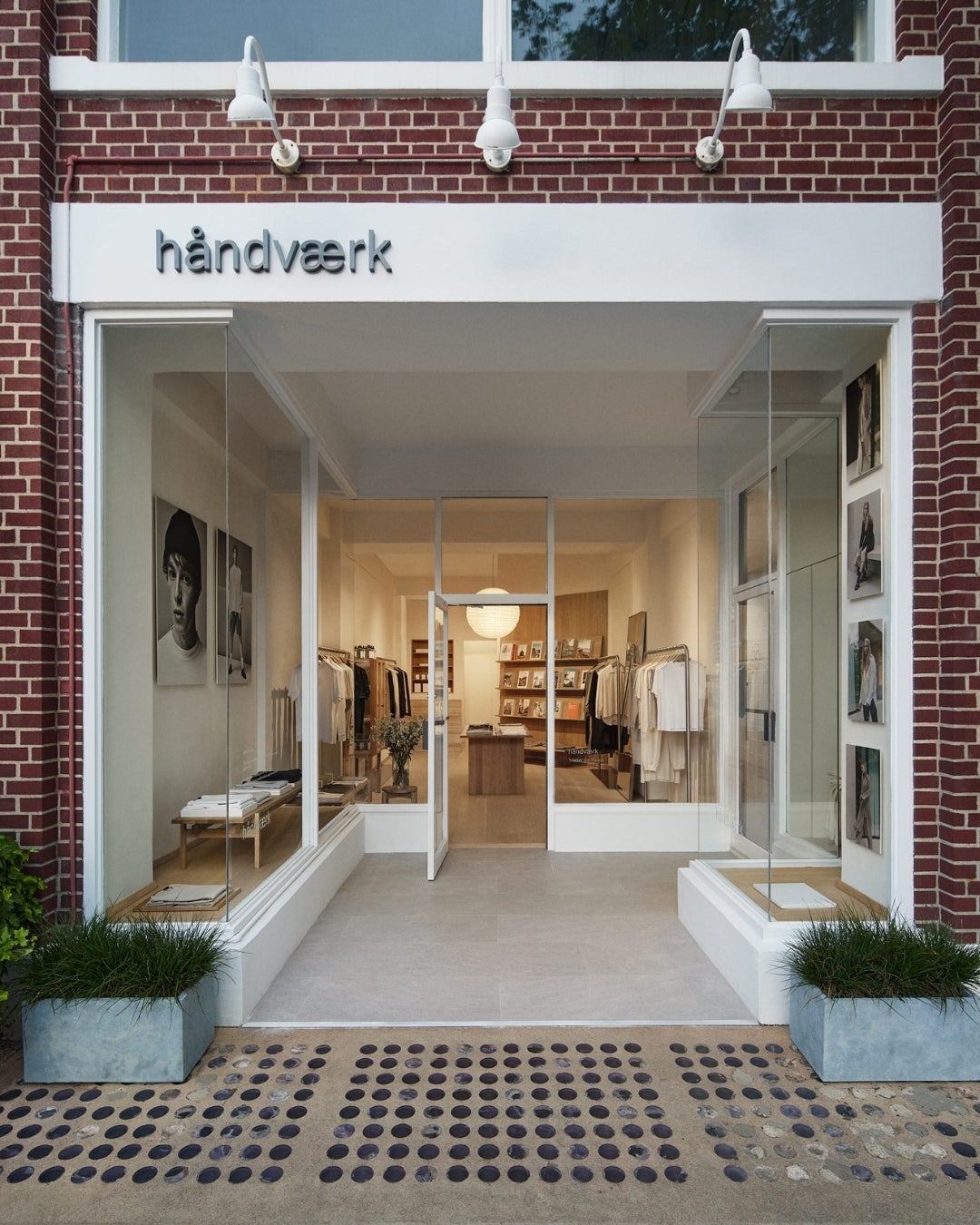 Retail project with Shinnoki natural oak - wood veneer - decospan