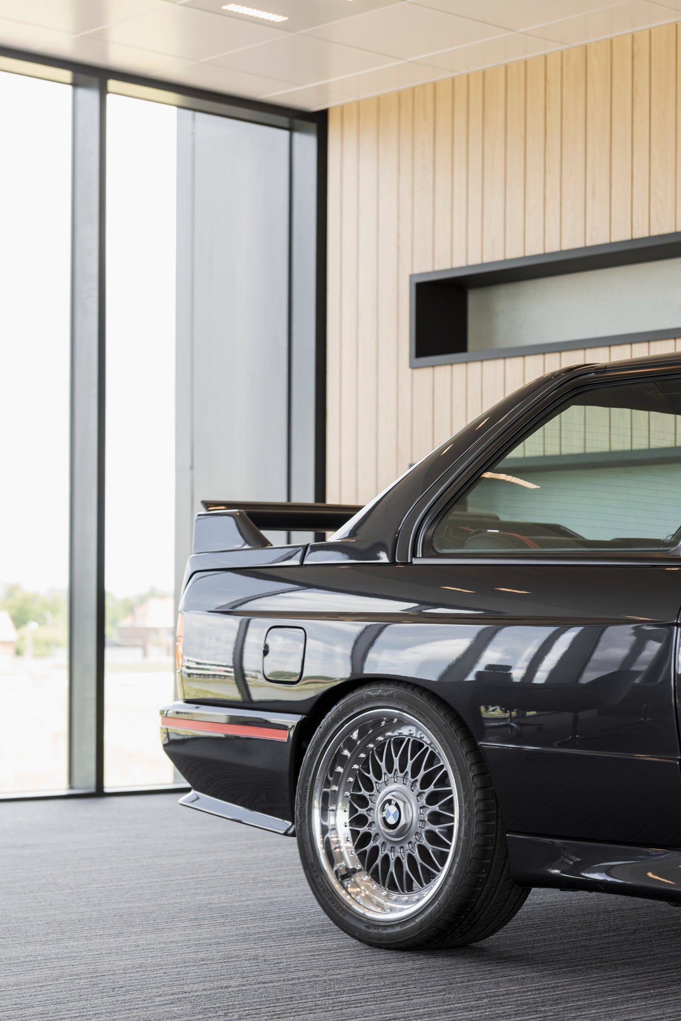 car in office - Shinnoki - Ivory Oak - Ivory oak wall - Shinnoki ivory oak