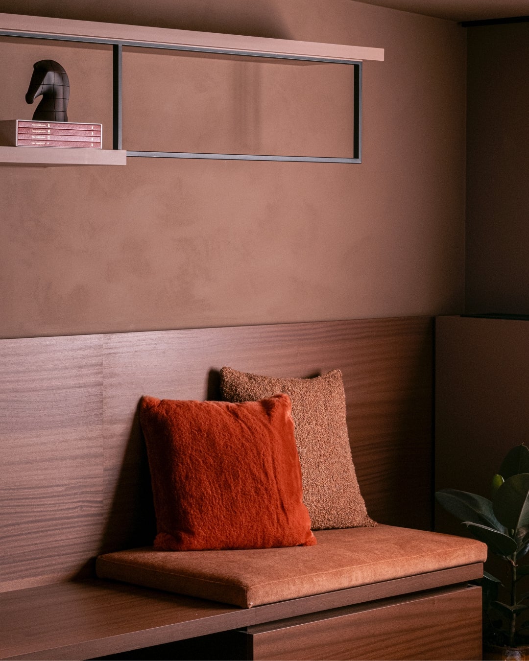 Un canapé avec des coussins - décoration intérieure d'une chambre à coucher avec placage en bois - Shinnoki