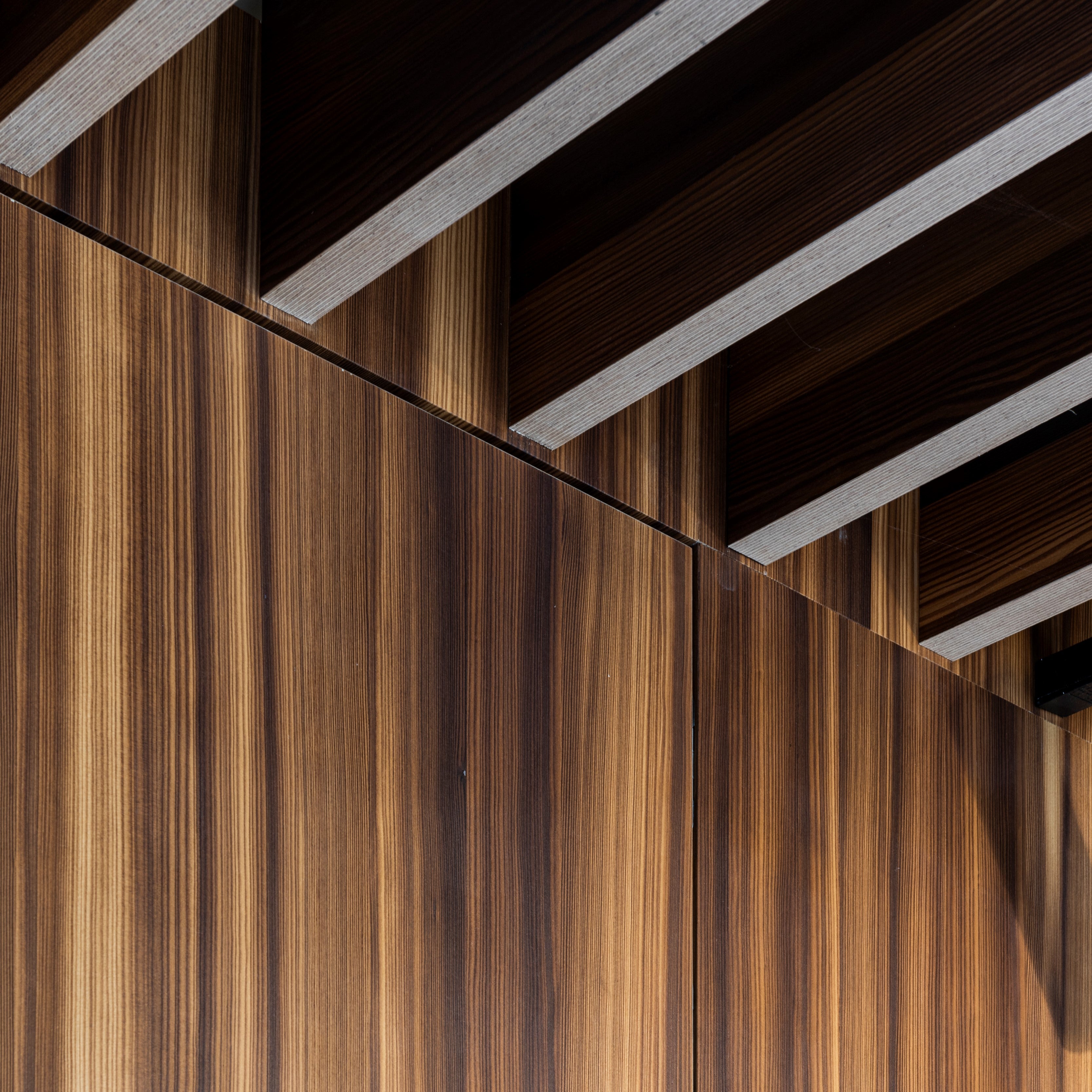 Veneer walls - wood panels - wood walls - beams - wood beams - wood beams ceiling - Autumn Larch - Nordus - Nordus Autumn Larch