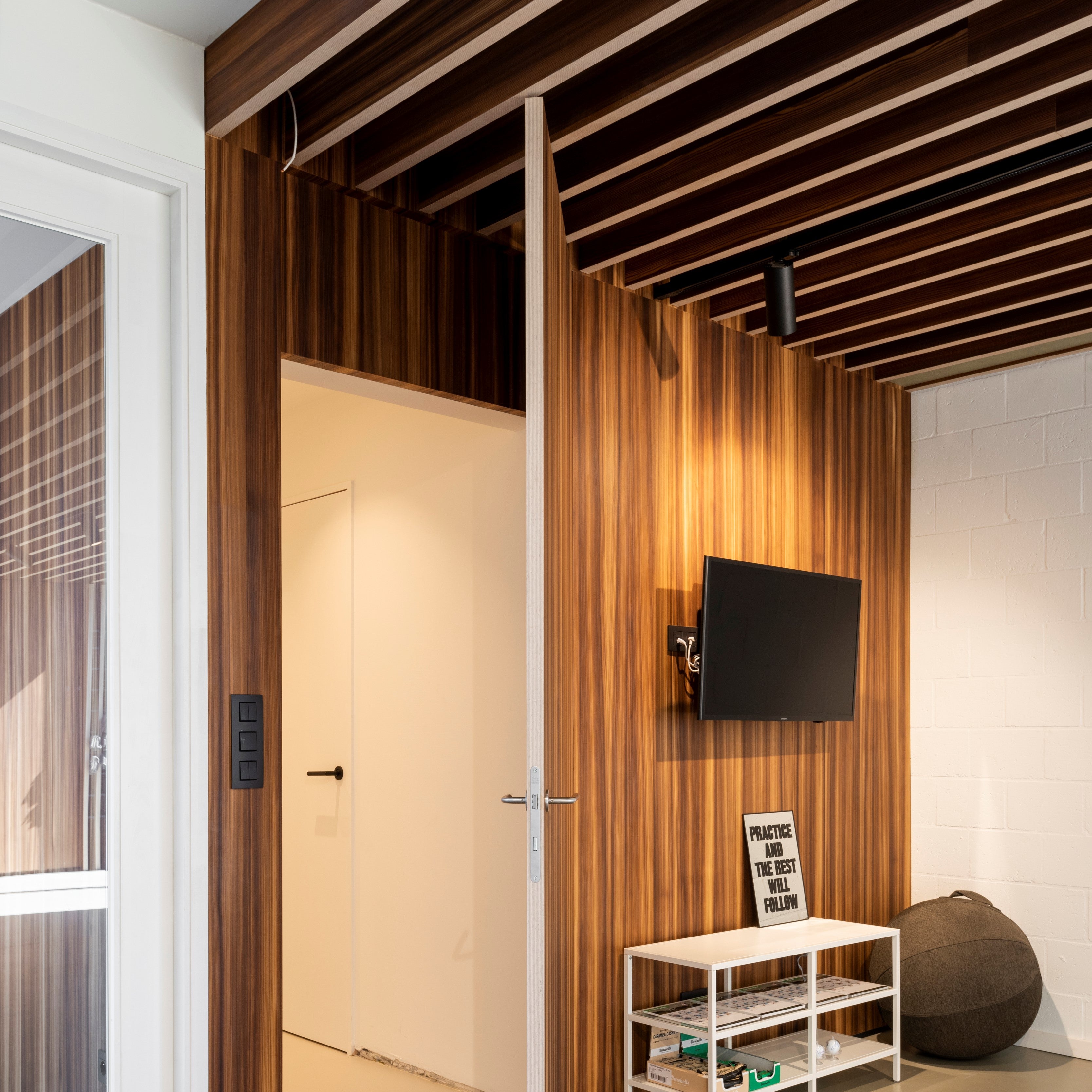 Wood wal - Larch walls - Larch - Autumn Larch - Nordus Autumn larch - gym